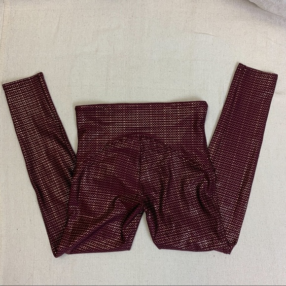 SPANX Metallic Dot Print Active 7/8 Booty Leggings - Picture 11 of 12